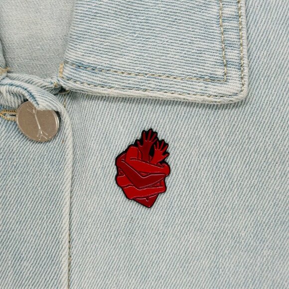☀️Red Enamel Pin Arms Hugging Heart Shape Lapel Pin Heart & Hands Red New - Picture 1 of 5